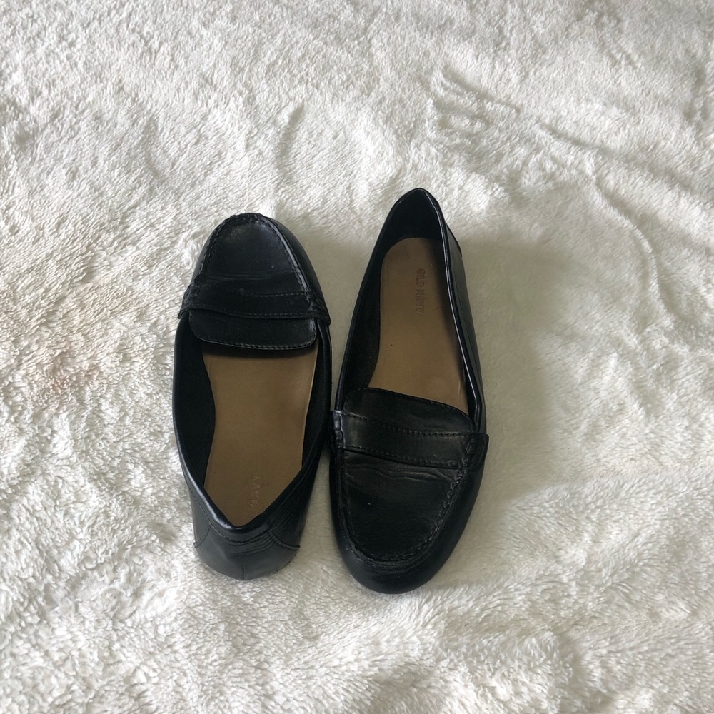 Old Navy Black Loafers  
Size 8 w 
Minor wear on the heel but still great!